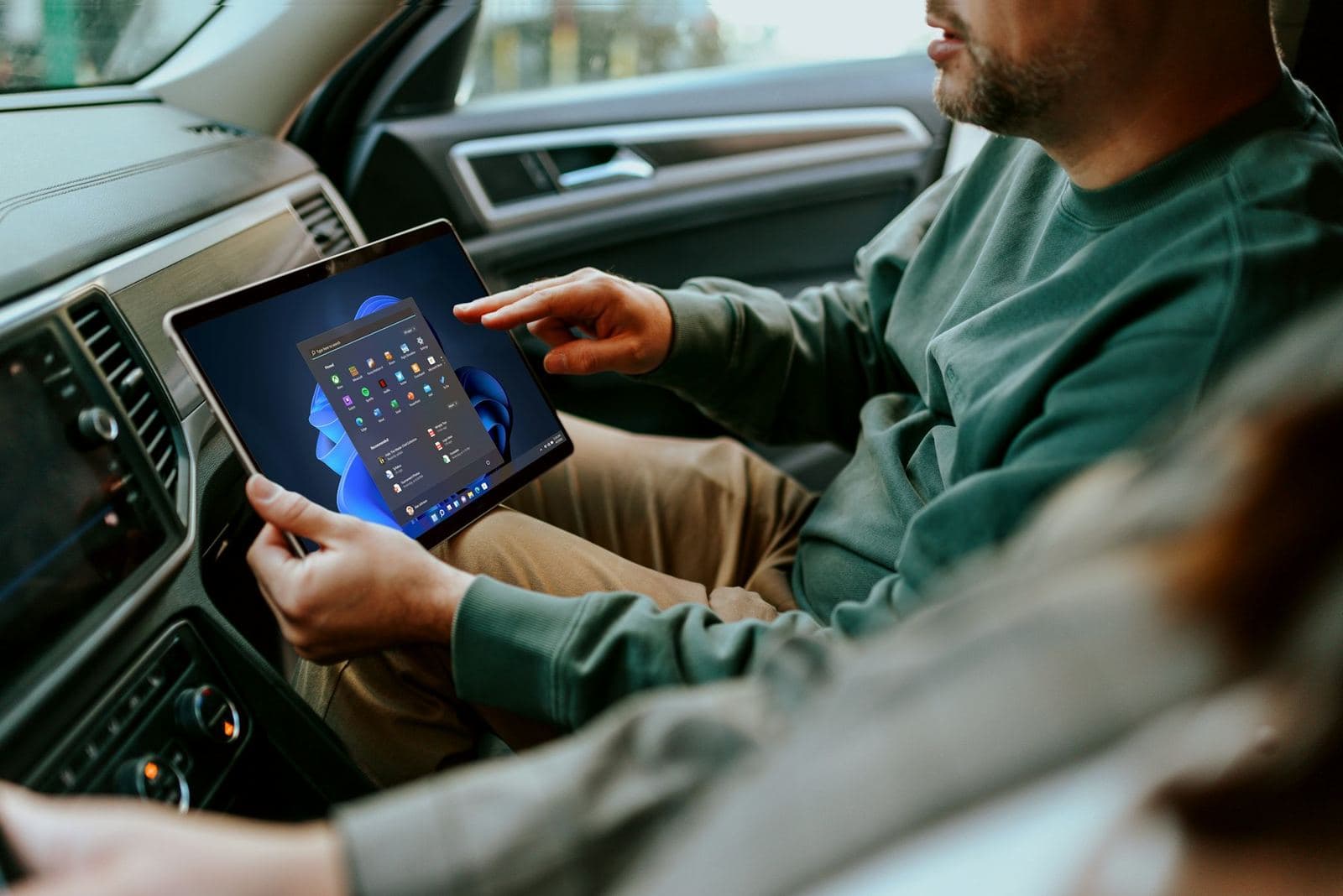 Conducteur consultant une tablette au volant d’un véhicule de société