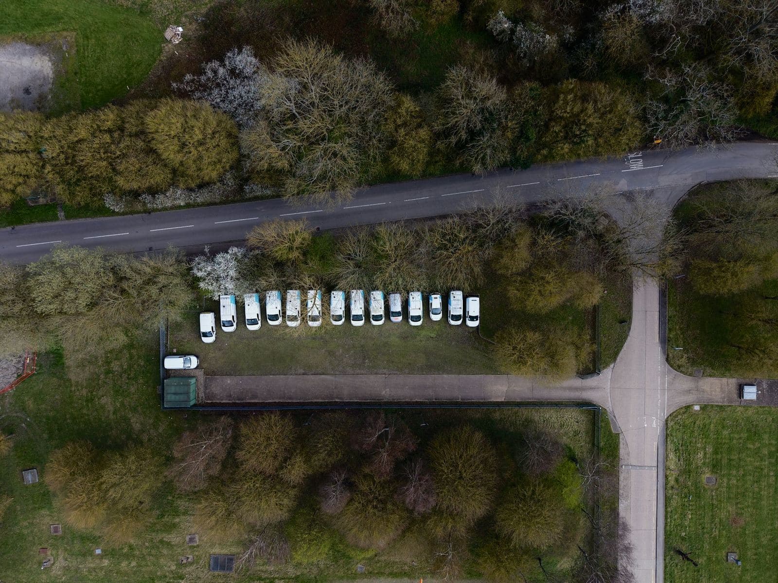 Vue aérienne d’une flotte de véhicules utilitaires alignés le long d’une voie
