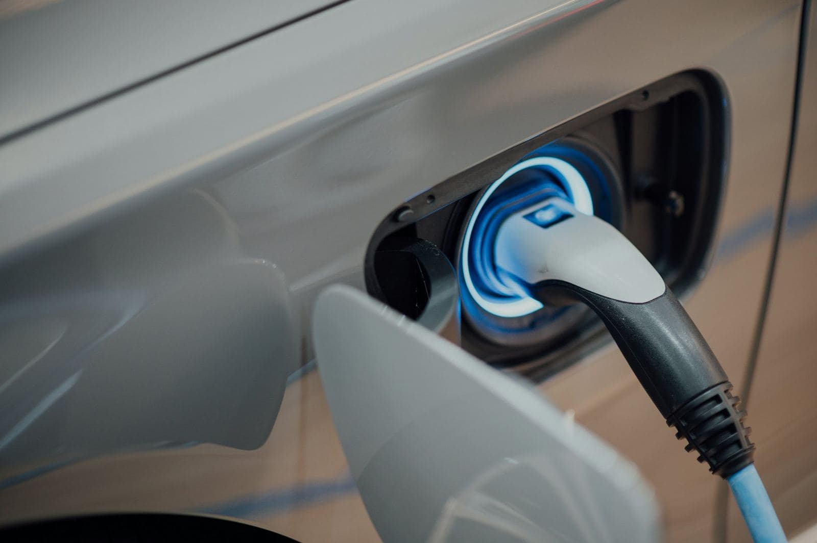 Câble de recharge branché sur la prise d’un véhicule électrique